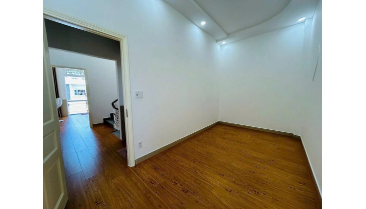 BÁN NHÀ BỀ NGANG HƠN 6M, 2 LẦU CÓ SÂN THƯỢNG, KHU KHÔNG  NGẬP NƯỚC, LH EM XEM NHÀ NGAY 0333295552 THÚY