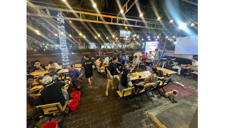 Sang quán ốc đêm tại ngã 4 Tô Ký - Nguyễn Văn Quá, Quận 12