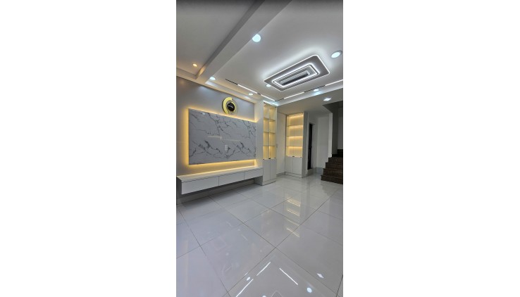 Sát mặt tiền 
Nguyễn Tất Thành Q4 
Đường trước Nhà 3,5 m 
Ngang 3,4 Dài 7.8
Đúc xây mới 5 tấm 
HƠN 4 TỶ