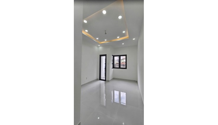 Sát mặt tiền 
Nguyễn Tất Thành Q4 
Đường trước Nhà 3,5 m 
Ngang 3,4 Dài 7.8
Đúc xây mới 5 tấm 
HƠN 4 TỶ
