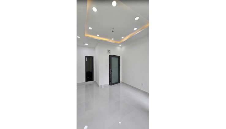 Sát mặt tiền 
Nguyễn Tất Thành Q4 
Đường trước Nhà 3,5 m 
Ngang 3,4 Dài 7.8
Đúc xây mới 5 tấm 
HƠN 4 TỶ