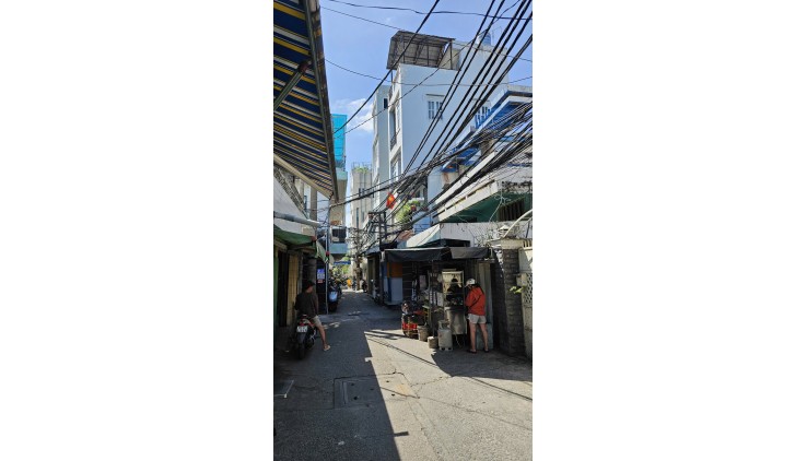 Sát mặt tiền 
Nguyễn Tất Thành Q4 
Đường trước Nhà 3,5 m 
Ngang 3,4 Dài 7.8
Đúc xây mới 5 tấm 
HƠN 4 TỶ