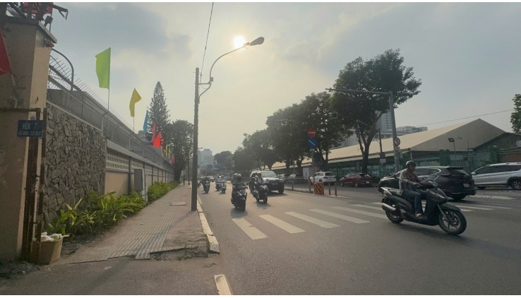 BÁN NHÀ MẶT PHỐ NGUYỄN THỊ MINH KHAI - Q.1 - 160M² - 5 TẦNG - THANG MÁY