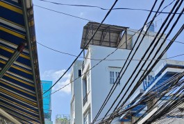 Sát mặt tiền 
Nguyễn Tất Thành Q4 
Đường trước Nhà 3,5 m 
Ngang 3,4 Dài 7.8
Đúc xây mới 5 tấm 
HƠN 4 TỶ