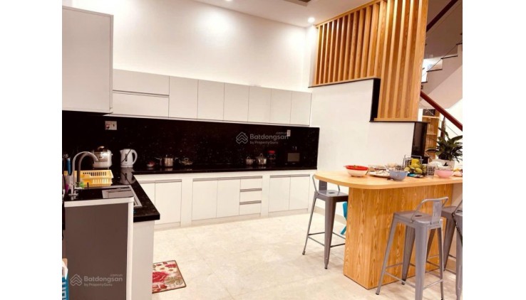 Mặt tiền 120m2 4 tầng BTCT kiên cố, ngang khủng 6mx20m đường rộng 10m chỉ nhỉnh 10 tỷ