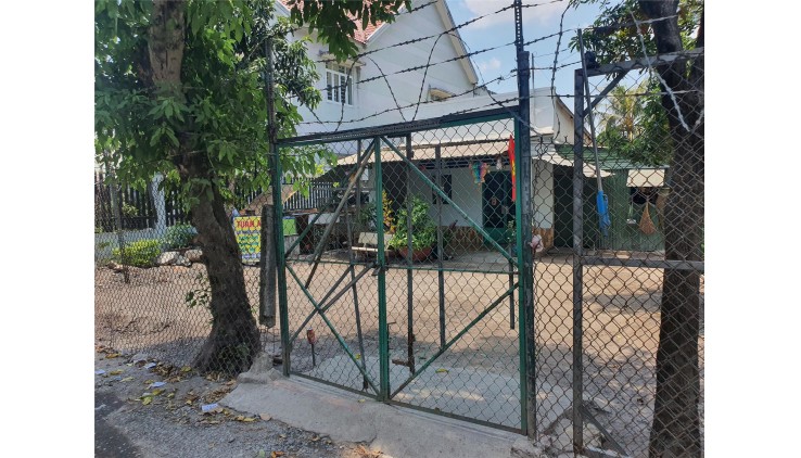 BÁN GẤP LÔ ĐẤT DT KHỦNG SÁT ĐƯỜNG LÊ VĂN CHÍ. NGÃ TƯ THỦ ĐỨC. 4 TỶ.