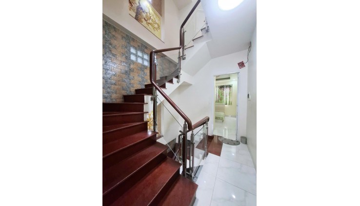 QUẬN 5 Bán Gấp Nhà HXH 20M Ra MT Lê Hồng Phong 51m, 5Tầng,Nhà Đẹp Full Nội Thất Vào Ở Ngay.