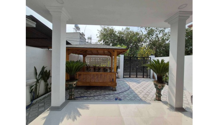 BIỆT THỰ SÂN VƯỜN HÓC MÔN CHỦ NGỘP QUÁ NGỘP NHÀ CẤP 4 MỚI TINH, HẺM XE TẢI, NGANG KHỦNG 8.6M, NGAY TRƯỜNG NGUYỄN THỊ NUÔI - BAO ĐẦU TƯ - CHỈ HƠN