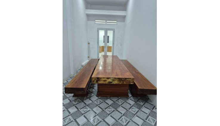 BIỆT THỰ SÂN VƯỜN HÓC MÔN CHỦ NGỘP QUÁ NGỘP NHÀ CẤP 4 MỚI TINH, HẺM XE TẢI, NGANG KHỦNG 8.6M, NGAY TRƯỜNG NGUYỄN THỊ NUÔI - BAO ĐẦU TƯ - CHỈ HƠN