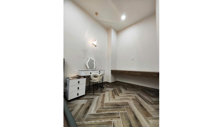 BÁN NHÀ MẶT TIỀN THẠNH LỘC QUẬN 12 - NHÀ MỚI NỘI THẤT CAO CẤP - HƠN 121M2 (4.1 x 30) NỞ HẬU TÀI LỘC, 4 TẦNG BTCT - CHỈ NHỈNH 7 TỶ.