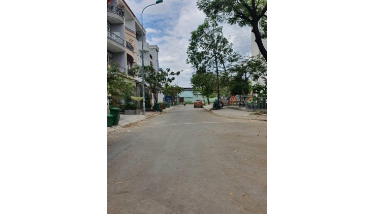 Bán nhà mặt phố Q.9, 70m2, 4 tầng, 5.8 tỷ, sổ đỏ