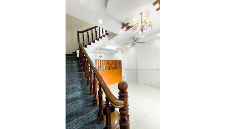 Bán nhà mặt phố Q.9, 105m², 3 tầng, 4PN, 8 tỷ, sổ đỏ