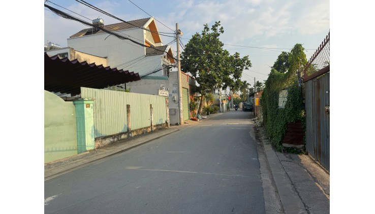 Chính chủ bán nhà lô góc 2 mặt tiền siêu đẹp diện tích 300m2 tại Hóc Môn, HCM