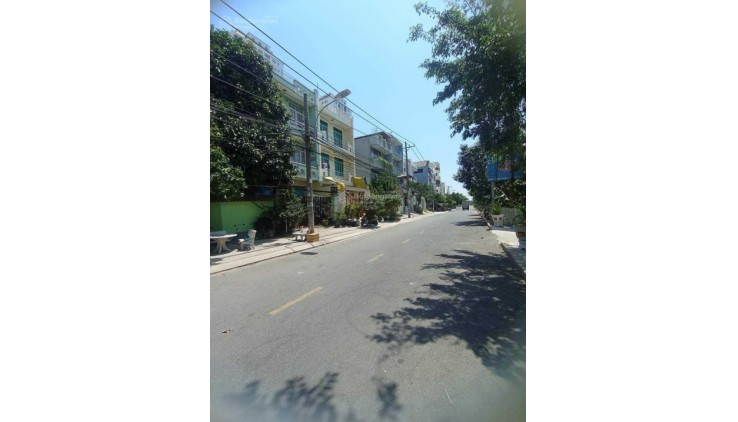 Mặt tiền 120m2 4 tầng BTCT kiên cố, ngang khủng 6mx20m đường rộng 10m chỉ nhỉnh 10 tỷ