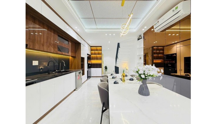 **Bán nhà đường Phạm Văn Hai, phường 3, Tân Bình; (8,6*13) - nở hậu