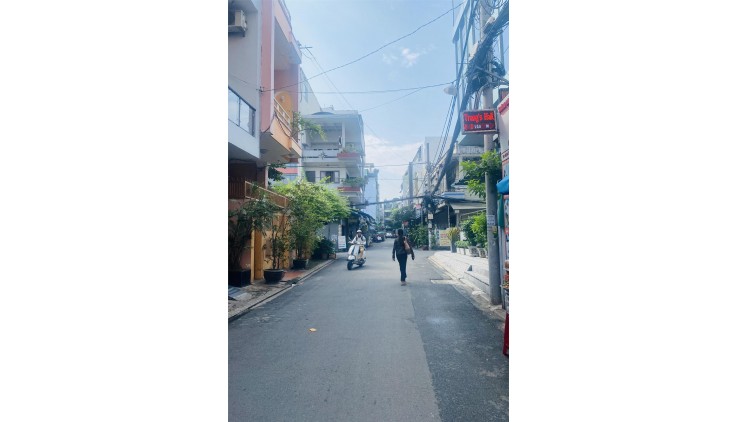 **Bán nhà phường 5 Tân Bình, đường Cách Mạng Tháng 8 -- nhà 3 tầng