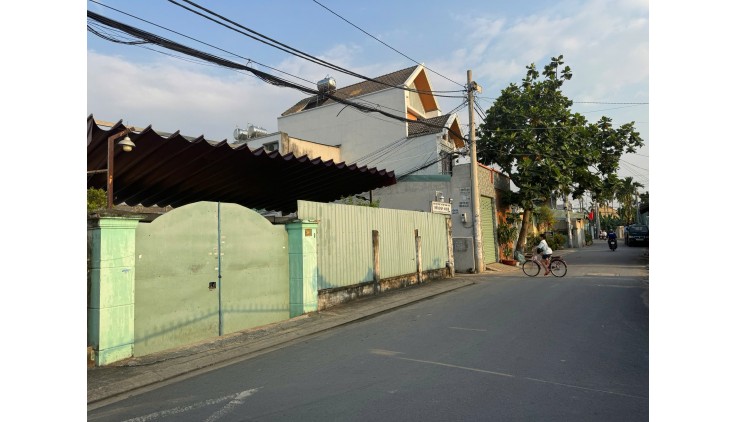 Chính chủ bán nhà lô góc 2 mặt tiền siêu đẹp diện tích 300m2 tại Hóc Môn, HCM