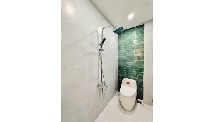 Vị trí bao đẹp , nhà nằm giữa mấy chợ và trường học siêu thị xung quanh. Chỉ 3.78 Tỷ