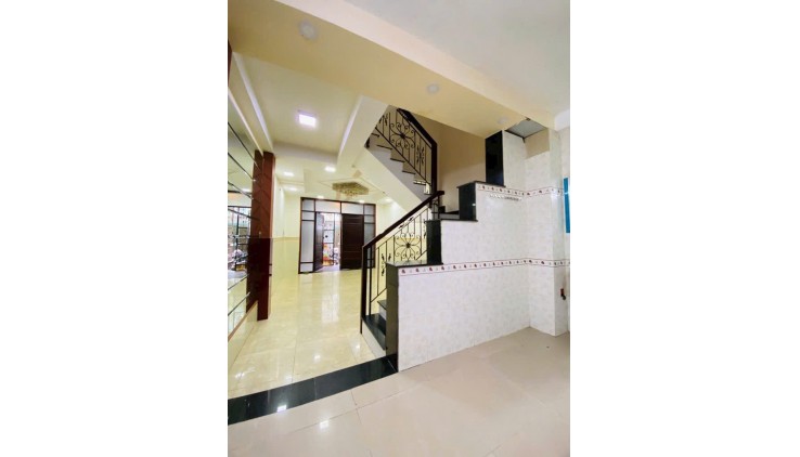 BÁN NHÀ 3 TẦNG - 48m2 - HẺM XE HƠI - SÁT CHỢ TÂN HƯƠNG - NHỈNH 5 TỶ