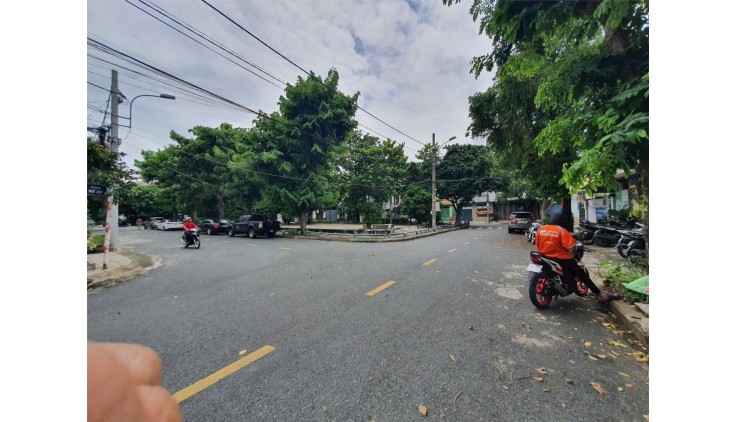Bán nhà mặt phố Bưng Ông Thoàn, P. Phú Hữu, Q.9, 209m², 8.9 tỷ, 15PN, 16WC