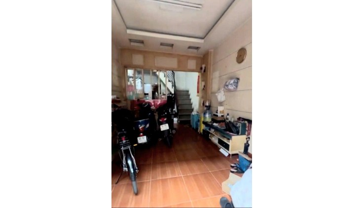 SÁT MẠT TIỀN HOÀNG DIỆU VĨNH KHÁNH Q4 

NGANG 3.4 NỞ HẬU TÀI LỘC 3.6 DÀI 9 M

ĐÚC 3 TẤM 

GIẢM 1,4 TỶ