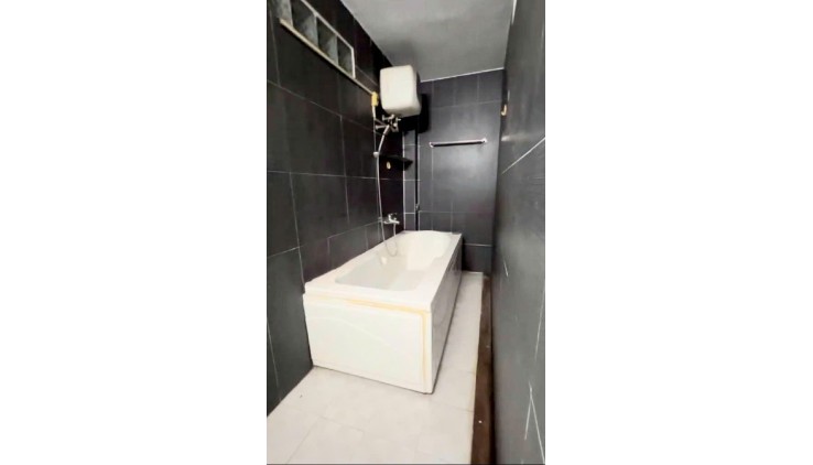 SÁT MẠT TIỀN HOÀNG DIỆU VĨNH KHÁNH Q4 

NGANG 3.5  NỞ HẬU TÀI LỘC 3.6 DÀI 9 M

ĐÚC 3 TẤM 

GIẢM 1,4 TỶ