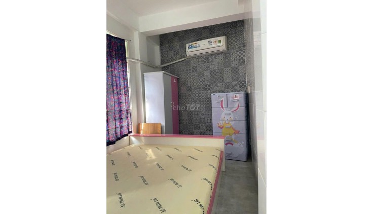 Cho thuê phòng có ban công trong nhà nguyên căn, có đầy đủ nội thất, chỉ dọn vào ở