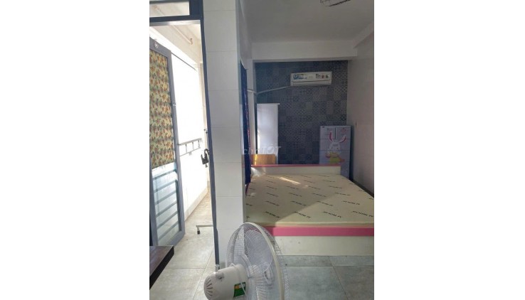 Cho thuê phòng có ban công trong nhà nguyên căn, có đầy đủ nội thất, chỉ dọn vào ở
