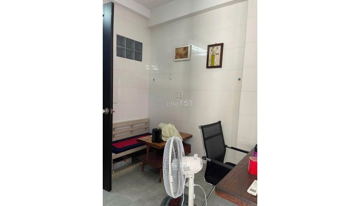 Cho thuê phòng có ban công trong nhà nguyên căn, có đầy đủ nội thất, chỉ dọn vào ở