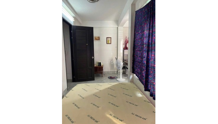 Cho thuê phòng có ban công trong nhà nguyên căn, có đầy đủ nội thất, chỉ dọn vào ở