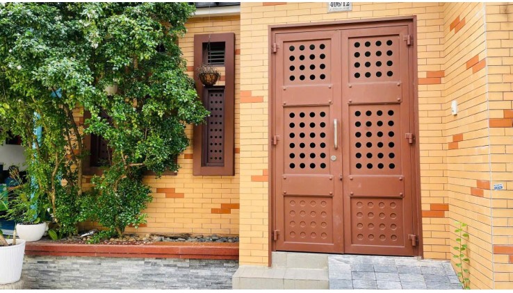 Bán nhà mới kiên cố . Pháp lý rõ ràng hẻm xe hơi , dân trí cao ngay ngã tư Hàng Xanh .
