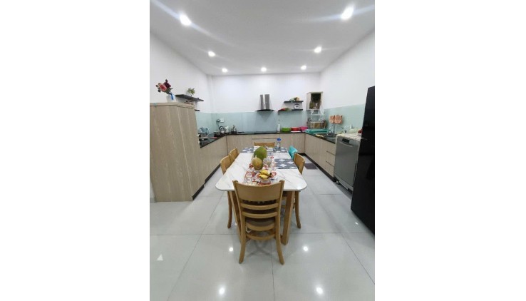 Cần Bán Gấp Nhà Mặt Tiền 134m2 Tại Phường Phước Quận 9 Bình XeTải Đậu Thoải Mái.