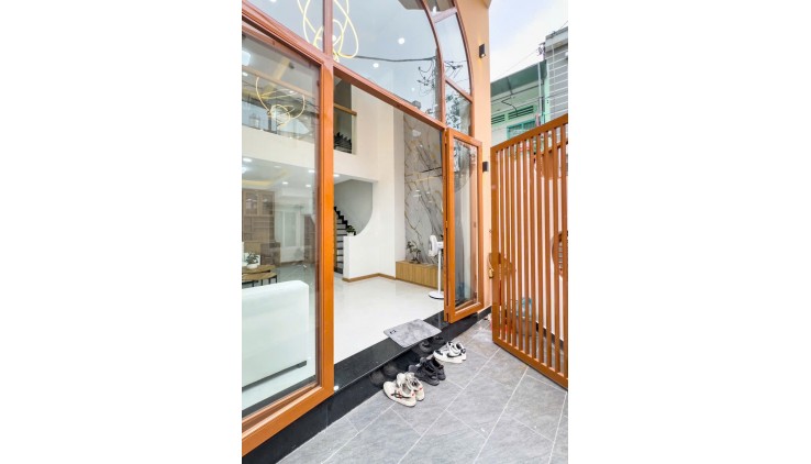 6.28 tỷ bán nhà  mới khu VIP Nguyễn Cửu Vân giáp Q1- 5 tầng- 40m2-ngang 4.6m- 4PN 6WC full NT