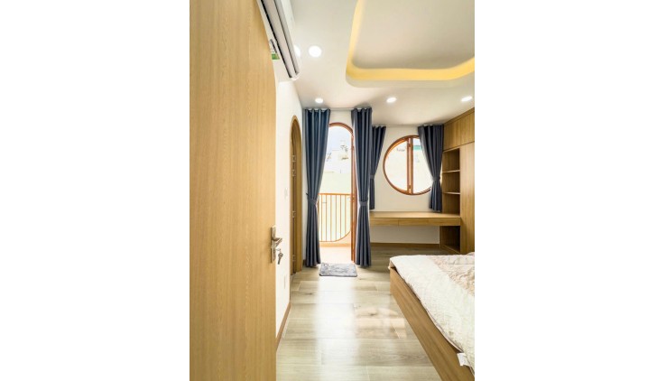 6.28 tỷ bán nhà  mới khu VIP Nguyễn Cửu Vân giáp Q1- 5 tầng- 40m2-ngang 4.6m- 4PN 6WC full NT
