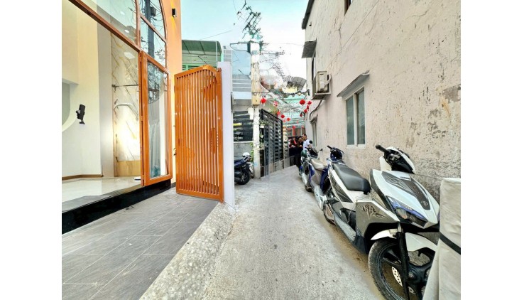 6.28 tỷ bán nhà  mới khu VIP Nguyễn Cửu Vân giáp Q1- 5 tầng- 40m2-ngang 4.6m- 4PN 6WC full NT