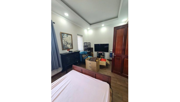 Nhà bán Khang Điền Melosa, DT 80m2, đường rộng 12m, 3 tầng, 4PN, nội thất đẹp, giá 8.8 tỷ TL