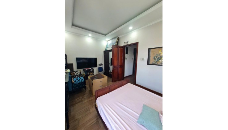 Nhà bán Khang Điền Melosa, DT 80m2, đường rộng 12m, 3 tầng, 4PN, nội thất đẹp, giá 8.8 tỷ TL