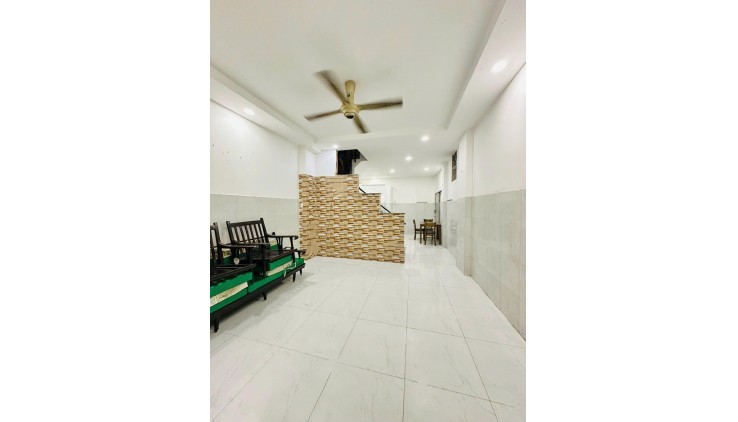 BÁN NHÀ 2 TẦNG - CĂN GÓC THOÁNG MÁT - NGAY CHỢ HUỲNH VĂN CHÍNH - 40M2
