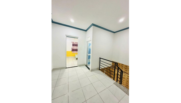 BÁN NHÀ 2 TẦNG - CĂN GÓC THOÁNG MÁT - NGAY CHỢ HUỲNH VĂN CHÍNH - 40M2