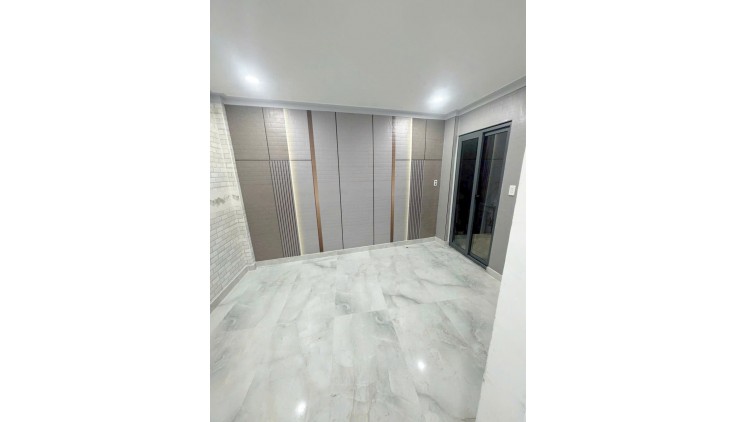 SÁT MẶT TIỀN Q4 0.5 GIÂY TỚI Q7 CÓ 1 PHÚT TỚI Q1,Q2

NHÀ MỚI 3 TẦNG

 BỀ NGANG NHÀ 6M.5