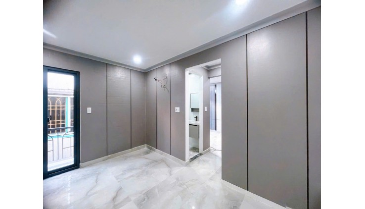 SÁT MẶT TIỀN Q4 0.5 GIÂY TỚI Q7 CÓ 1 PHÚT TỚI Q1,Q2

NHÀ MỚI 3 TẦNG

 BỀ NGANG NHÀ 6M.5
