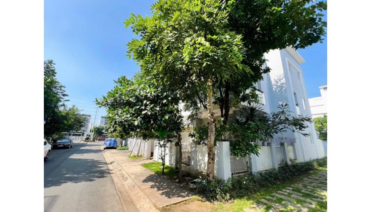 Bán biệt thự lô góc, Mega Village Khang Điền, 148m2, 3 tầng, 5 phòng ngủ, nội thất đẹp, giá 13 tỷ bớt lộc