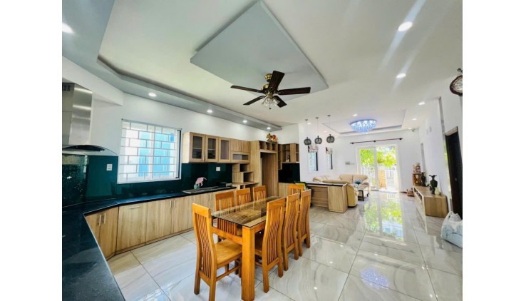 Bán biệt thự lô góc, Mega Village Khang Điền, 148m2, 3 tầng, 5 phòng ngủ, nội thất đẹp, giá 13 tỷ bớt lộc