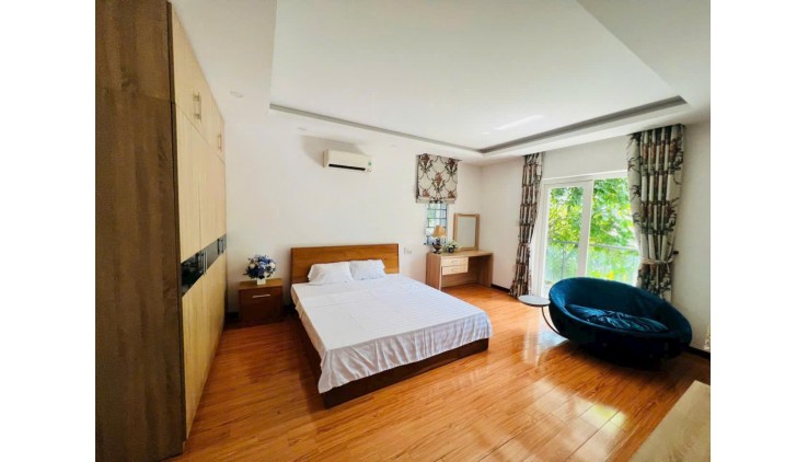 Bán biệt thự lô góc, Mega Village Khang Điền, 148m2, 3 tầng, 5 phòng ngủ, nội thất đẹp, giá 13 tỷ bớt lộc