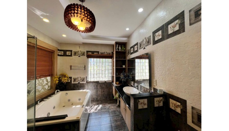 Bán biệt thự lô góc, Mega Village Khang Điền, 148m2, 3 tầng, 5 phòng ngủ, nội thất đẹp, giá 13 tỷ bớt lộc