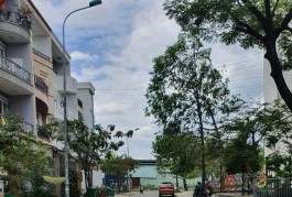Bán nhà mặt phố Q.9, 70m2, 4 tầng, 5.8 tỷ, sổ đỏ