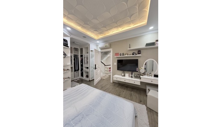 Bán nhà mặt phố phú hữu Q.9, 150m², 3 tầng, 22 tỷ, sổ đỏ.