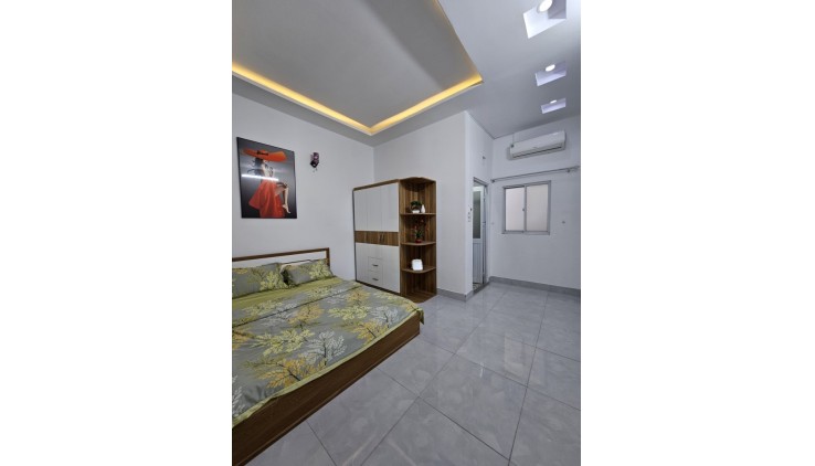 18/03 CHỦ GẤP BÁN GIẢM 200TR GIÁ MỚI CHỈ 4.7 TỶ.
SIÊU PHẨM KHU NHÀ ĐỒNG BỘ SANG TRỌNG, HƠN 65M2,4 TẦNG, TẶNG NỘI THẤT, DỌN VÀO Ở NGAY, 2// NGẮN HT13.