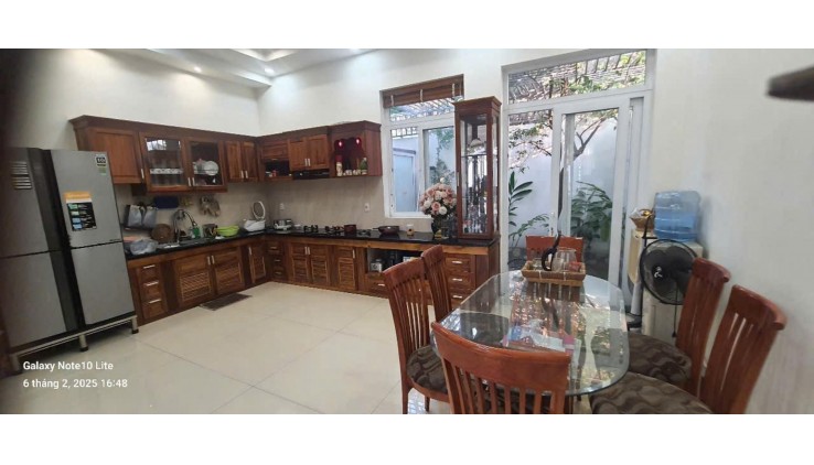 Bán nhà mặt phố Q.9, 100m2, 3 tầng, 5PN, 10.5 tỷ, sổ đỏ.công chứng nhanh.