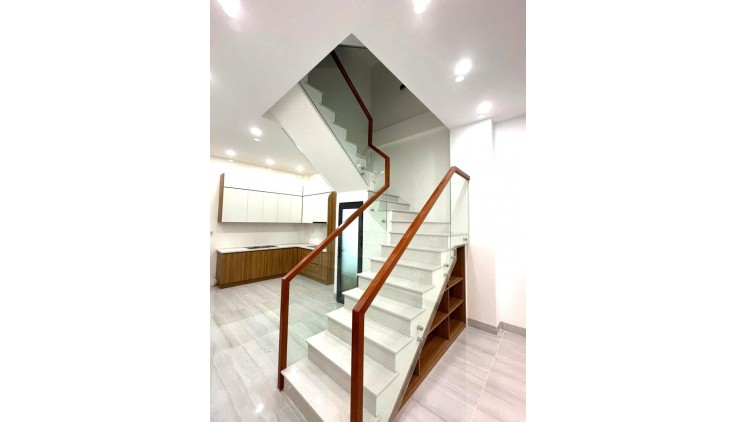 NHÀ ĐẸP CẦN BÁN LONG THẠNH MỸ 9. 56M. 3 TẦNG 4PN. CHỈ HƠN 5 TỶ. TL.